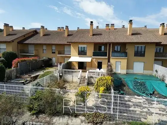 Vista exterior de Pis en venda en Sojuela amb Calefacció, Jardí privat i Terrassa