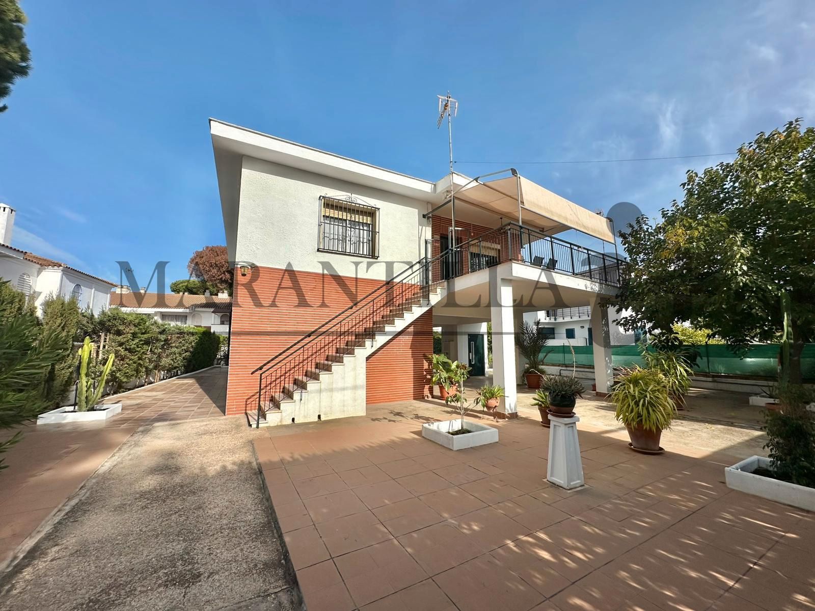 Vista exterior de Casa o xalet en venda en Islantilla amb Aire condicionat, Terrassa i Traster