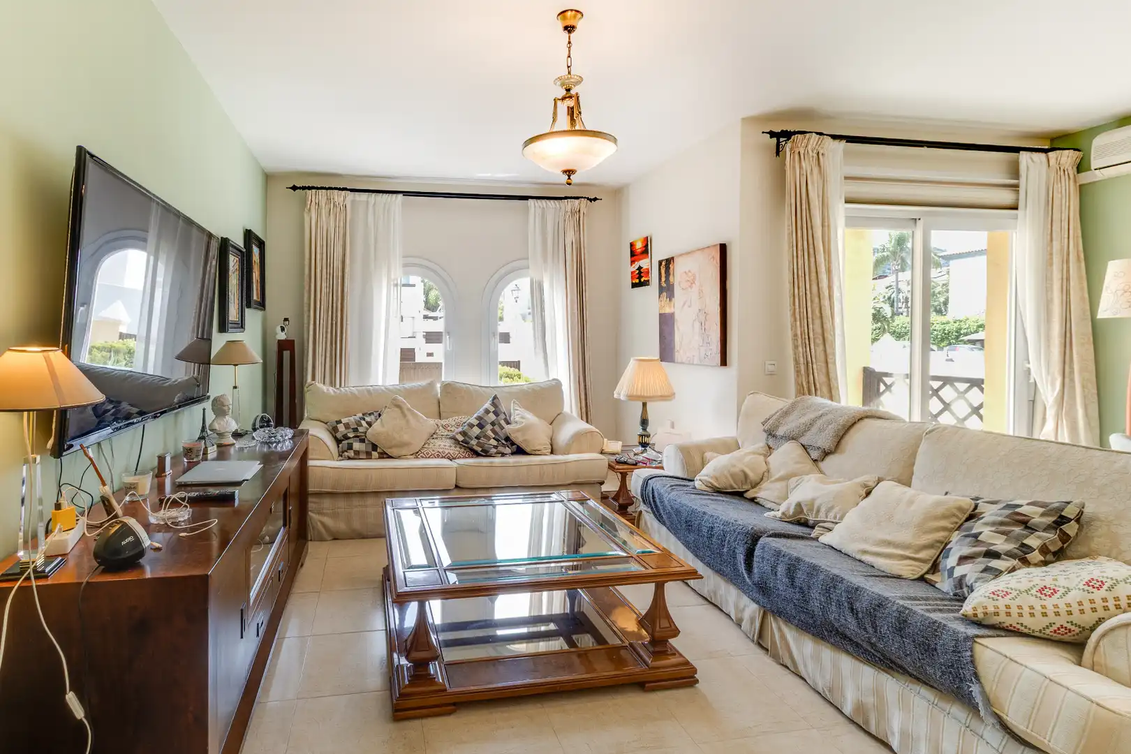 Sala d'estar de Casa adosada en venda en Alhaurín de la Torre amb Aire condicionat, Jardí privat i Terrassa
