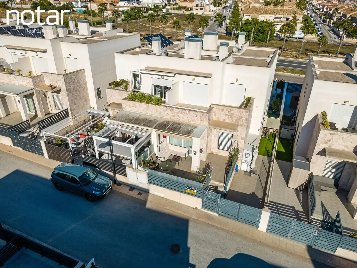 Vista exterior de Casa adosada en venda en Torrevieja amb Jardí privat, Terrassa i Piscina