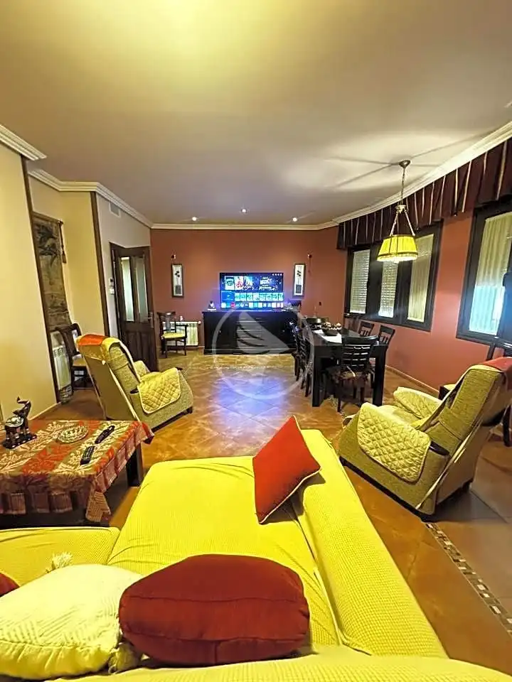 Sala d'estar de Casa o xalet en venda en Linares amb Aire condicionat, Calefacció i Jardí privat