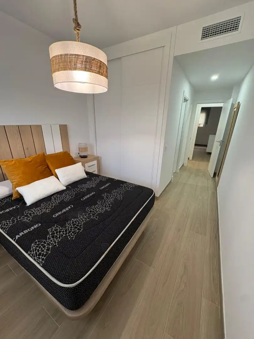 Schlafzimmer von Wohnung zum Verkauf in Chipiona mit Klimaanlage, Heizung und Privatgarten
