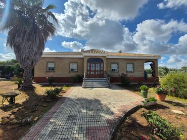 Detached house with pool for sale in Carmona