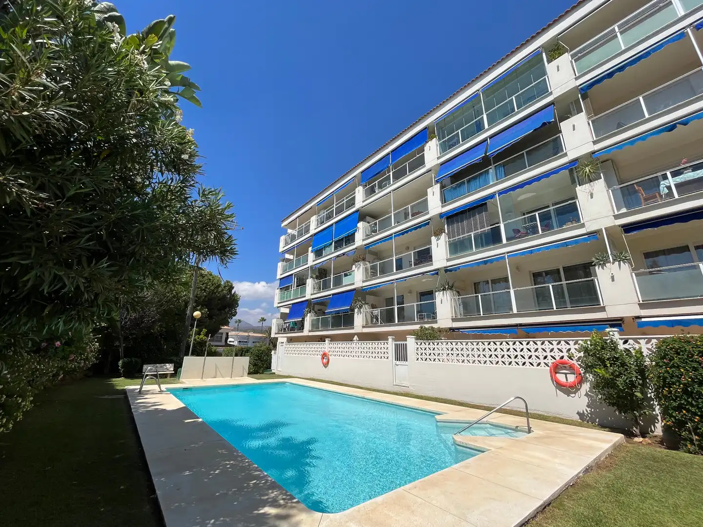 Vista exterior de Estudio en venta en Marbella con Amueblado, Lavadora y Piscina comunitaria