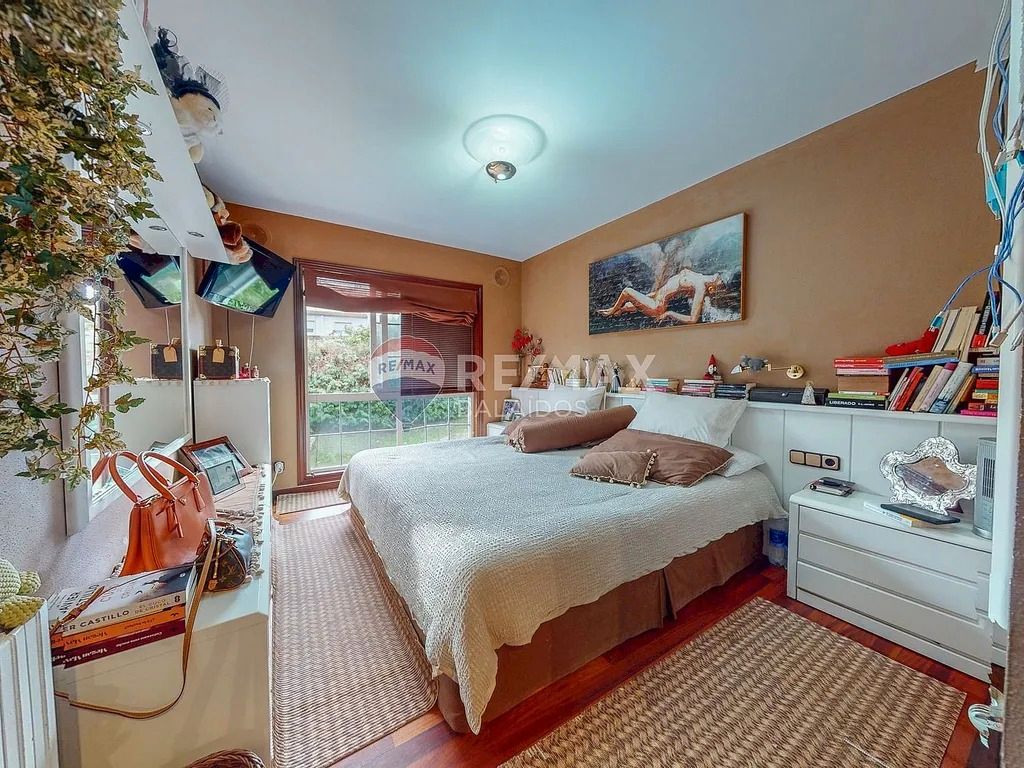 Dormitori de Casa o xalet en venda en Vigo  amb Calefacció, Jardí privat i Parquet