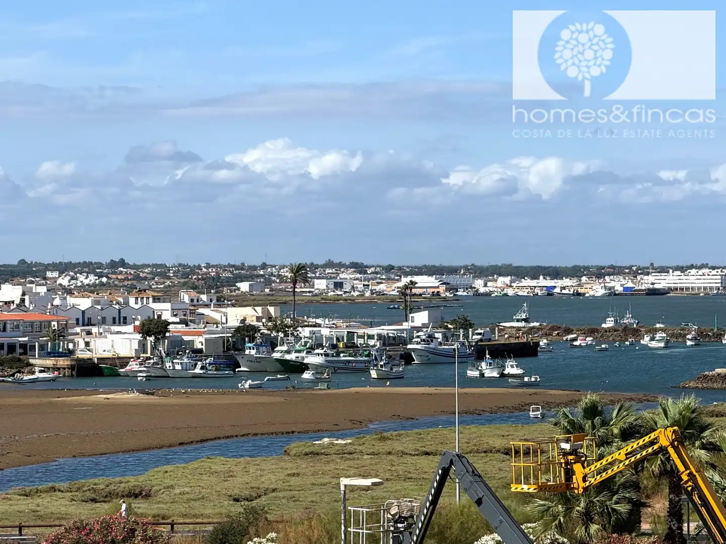 Vista exterior de Ático en venta en Ayamonte con Aire acondicionado, Amueblado y Piscina comunitaria