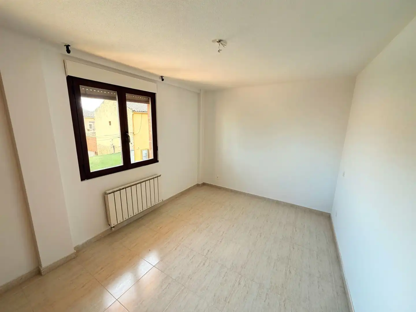Habitación de Casa adosada en venta en Yunquera de Henares con Aire acondicionado, Calefacción y Jardín privado