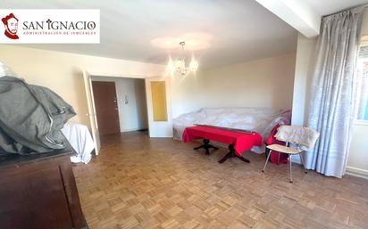 Sala d'estar de Pis en venda en Villarcayo de Merindad de Castilla la Vieja amb Moblat i Balcó