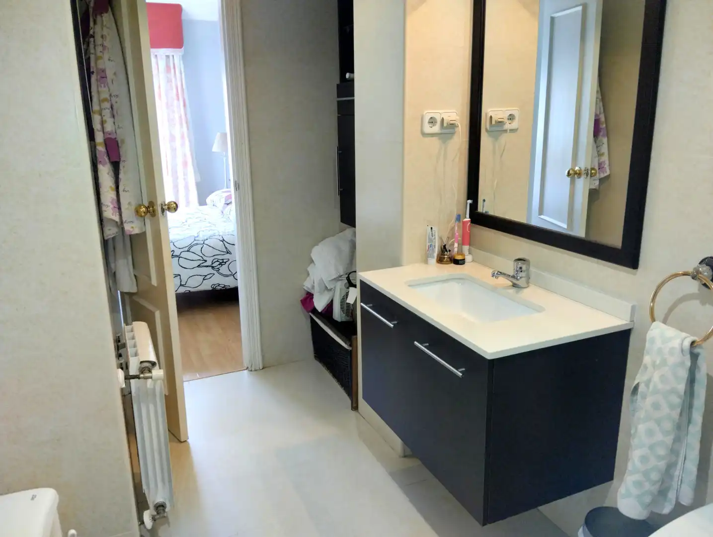 Habitación de Casa adosada en venta en San Lorenzo de El Escorial con Aire acondicionado, Calefacción y Jardín privado