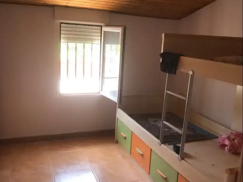Dormitori de Casa adosada en venda en Cedillo del Condado amb Piscina