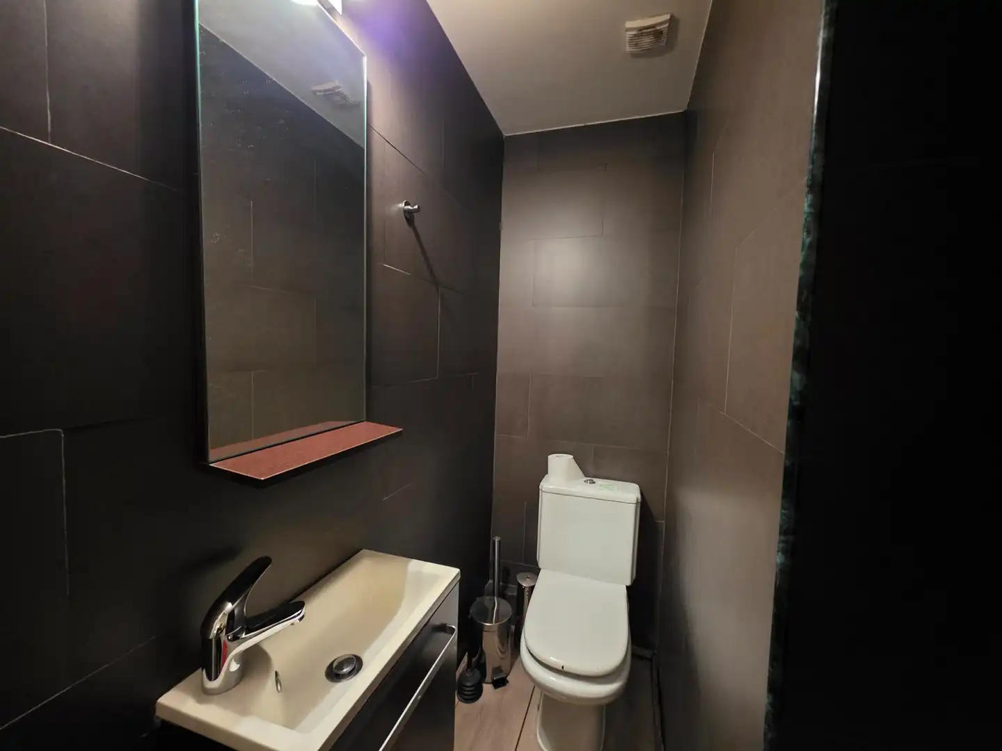 Badezimmer von Erdgeschoss zum Verkauf in Barcelona mit Parkett