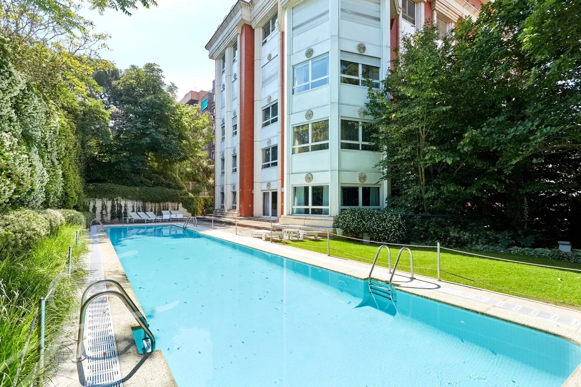 Piscina de Pis de lloguer en  Madrid Capital amb Aire condicionat, Calefacció i Jardí privat