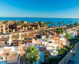 Vista exterior de Casa adosada de lloguer en Estepona amb Aire condicionat, Jardí privat i Terrassa