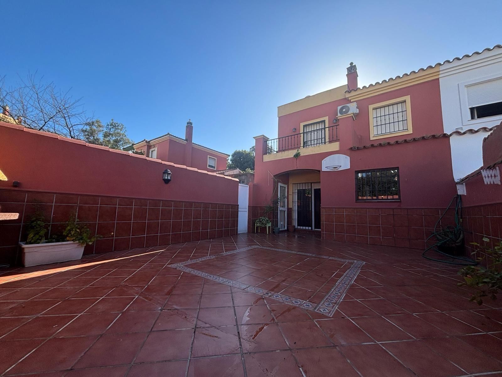 Vista exterior de Casa adosada en venta en Los Barrios con Balcón y Piscina comunitaria