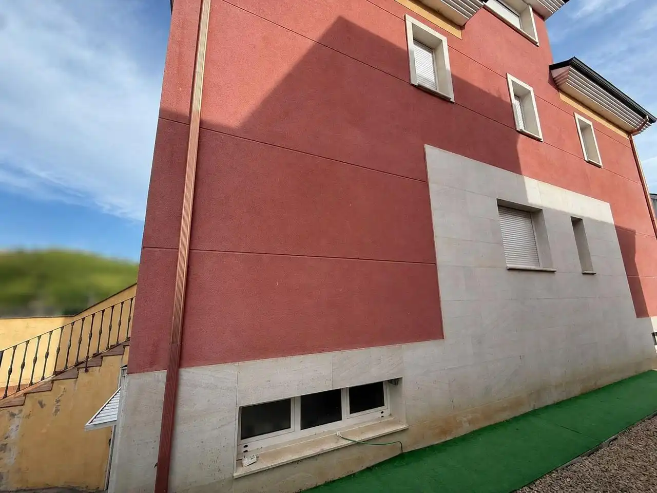 Vista exterior de Casa adosada en venda en Cacabelos amb Calefacció i Jardí privat