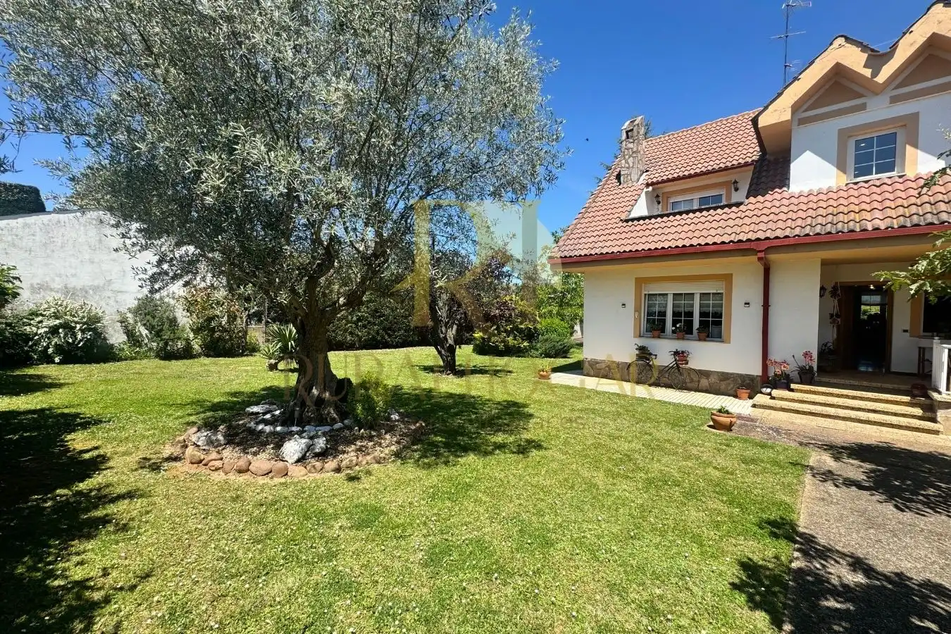 Jardín de Casa o chalet en venta en Santovenia de la Valdoncina con Calefacción, Jardín privado y Parquet