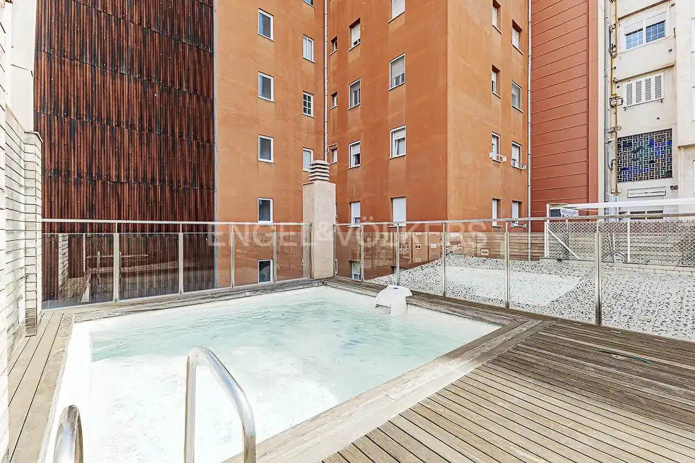 Piscina de Casa adosada en venda en Barcelona amb Aire condicionat, Calefacció i Jardí privat