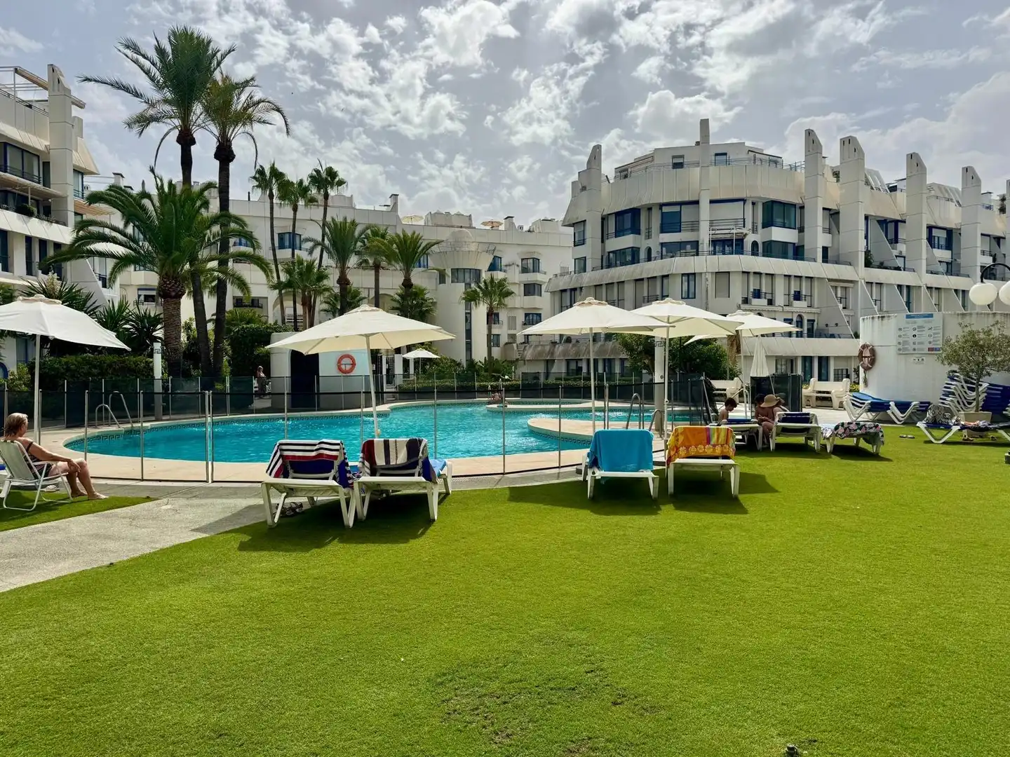 Piscina de Casa adosada en venta en Marbella con Jardín privado, Terraza y Trastero