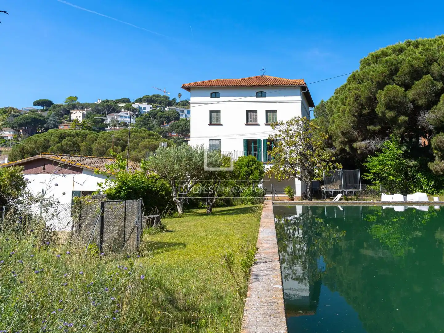 Vista exterior de Finca rústica en venda en Alella amb Jardí privat, Terrassa i Traster