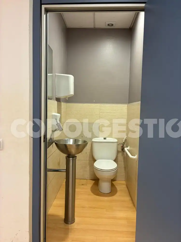 Badezimmer von Geschaftsraum zur Miete in Torelló
