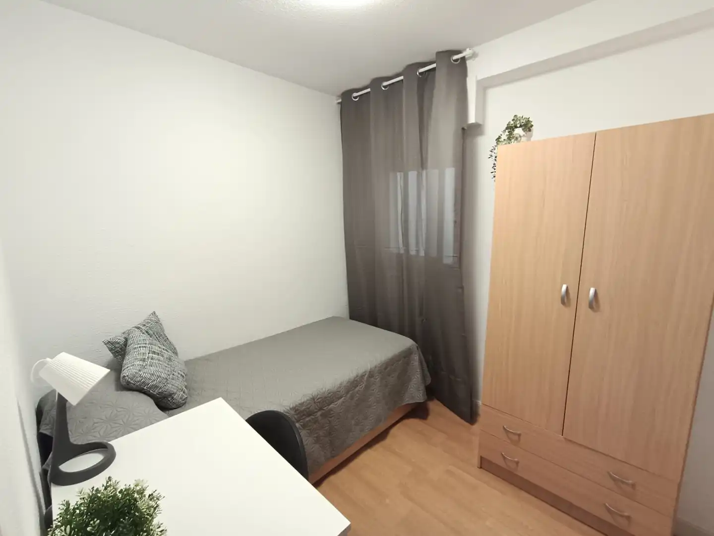 Habitación de Piso para compartir en Madrid con Amueblado, Lavadora y Microondas