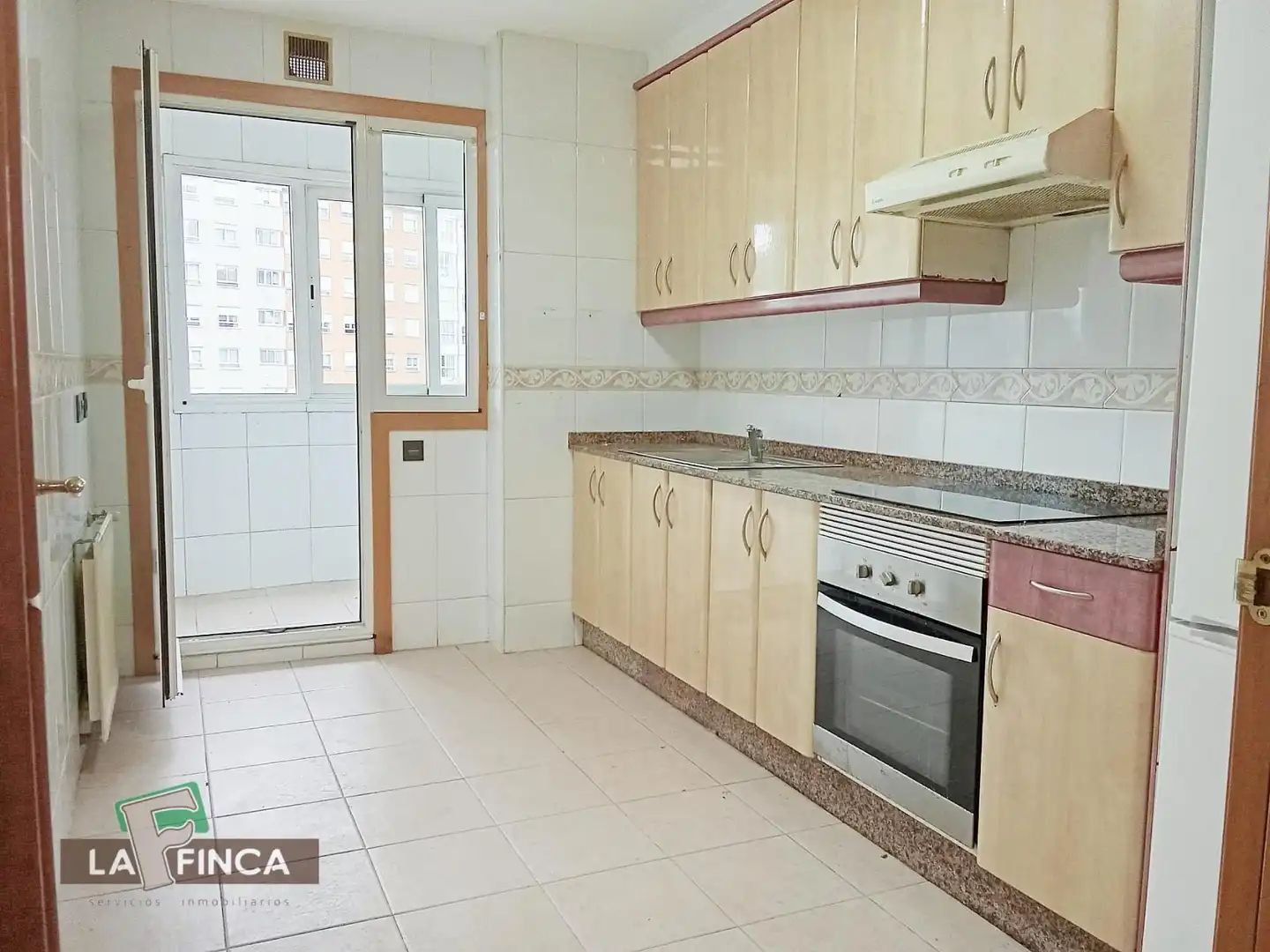 Cuina de Pis en venda en Oviedo  amb Calefacció, Parquet i Terrassa