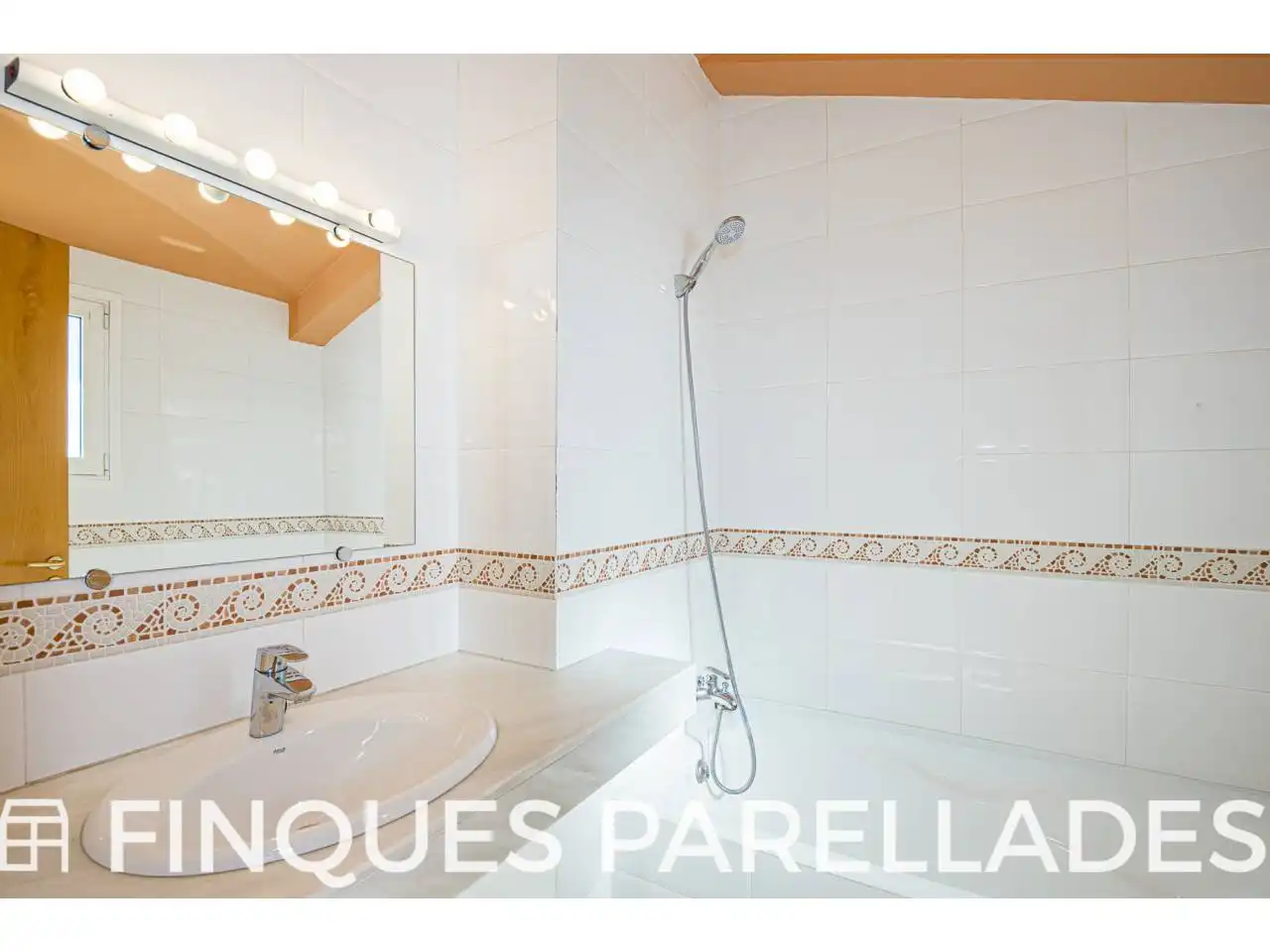 Badezimmer von Dachboden zum Verkauf in Sitges mit Heizung, Terrasse und Abstellraum