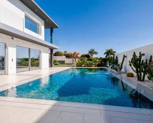 Piscina de Casa o xalet en venda en Adeje amb Aire condicionat, Jardí privat i Terrassa
