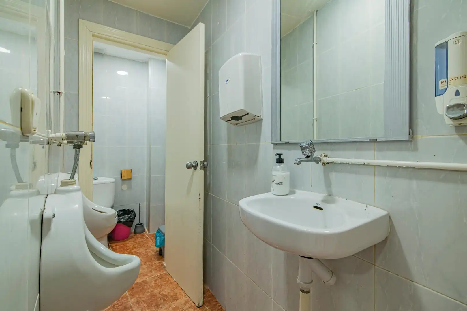 Bathroom of Commercial properties for sale in Huétor Tájar  with Air Conditioner and Furnished
