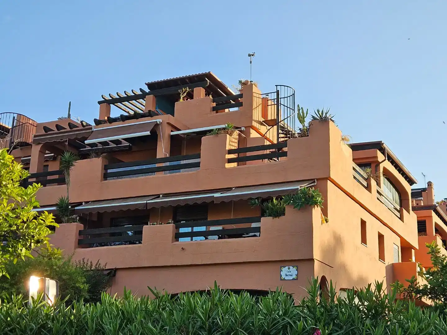 Vista exterior de Pis en venda en Estepona amb Aire condicionat, Calefacció i Jardí privat