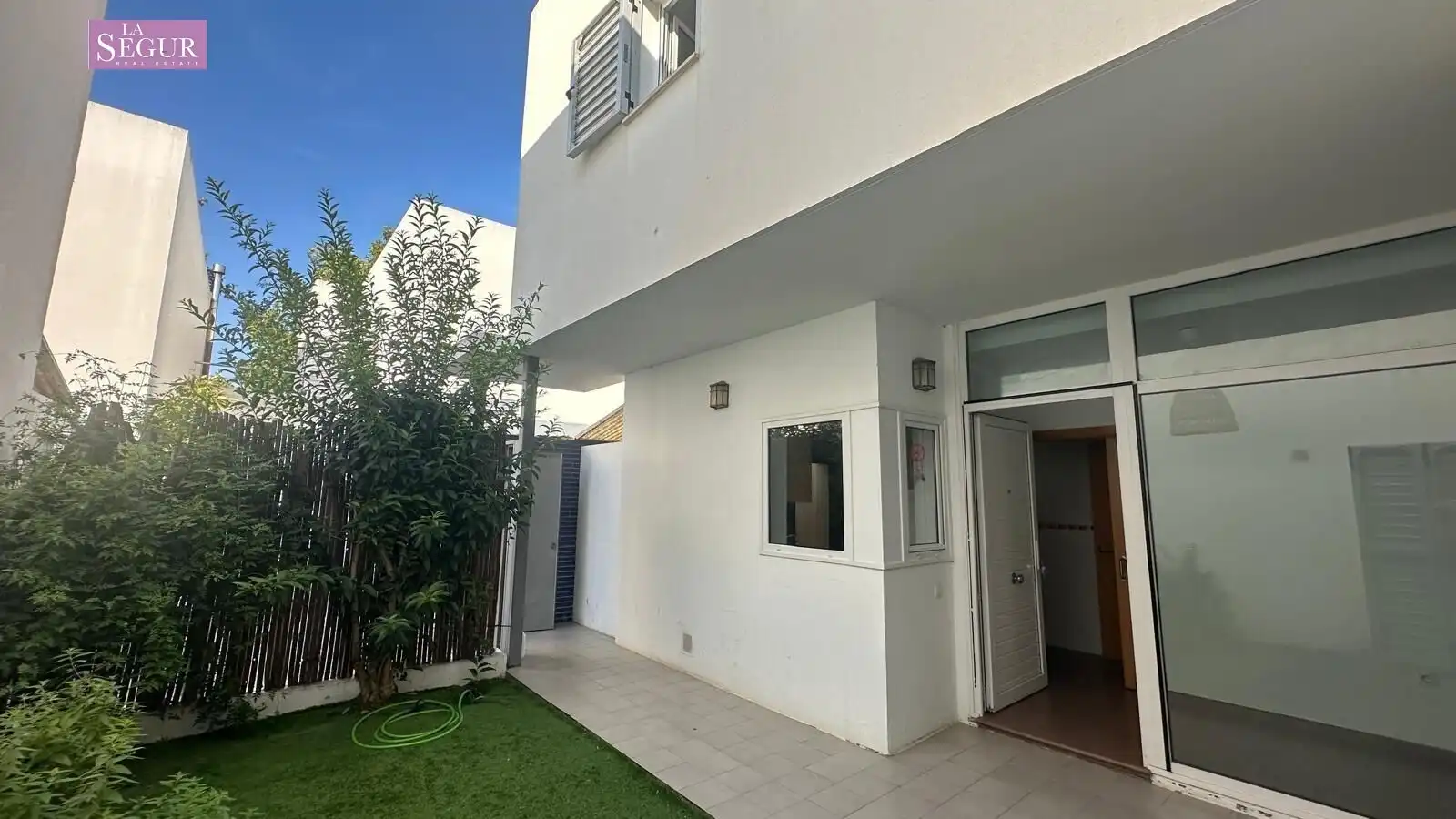 Vista exterior de Casa adosada en venda en Conil de la Frontera amb Jardí privat, Terrassa i Piscina comunitària