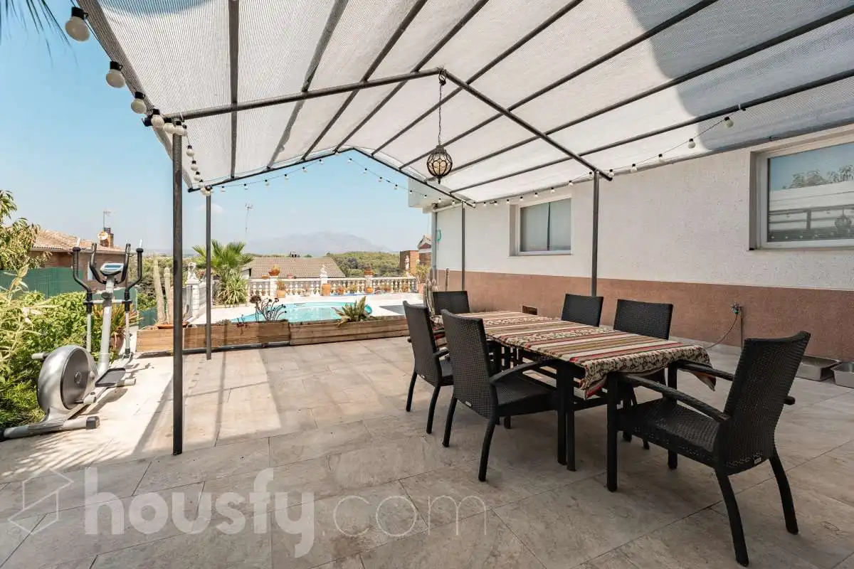 Casa amb piscina en venda a Carrer Sardana ., imagen 2