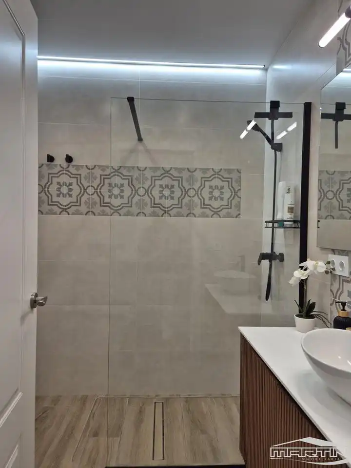 Baño de Piso de alquiler en Lucena con Aire acondicionado, Terraza y Amueblado
