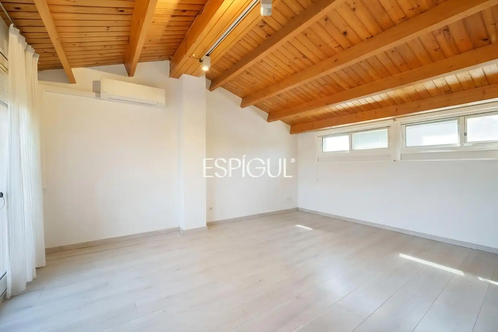 Sala de estar de Casa adosada en venta en Sant Cugat del Vallès con Aire acondicionado, Calefacción y Terraza