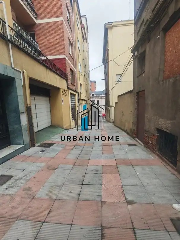 Vista exterior de Local en venta en León Capital 