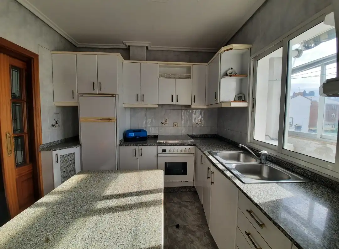 Cocina de Piso en venta en Ponferrada con Terraza, Trastero y Amueblado
