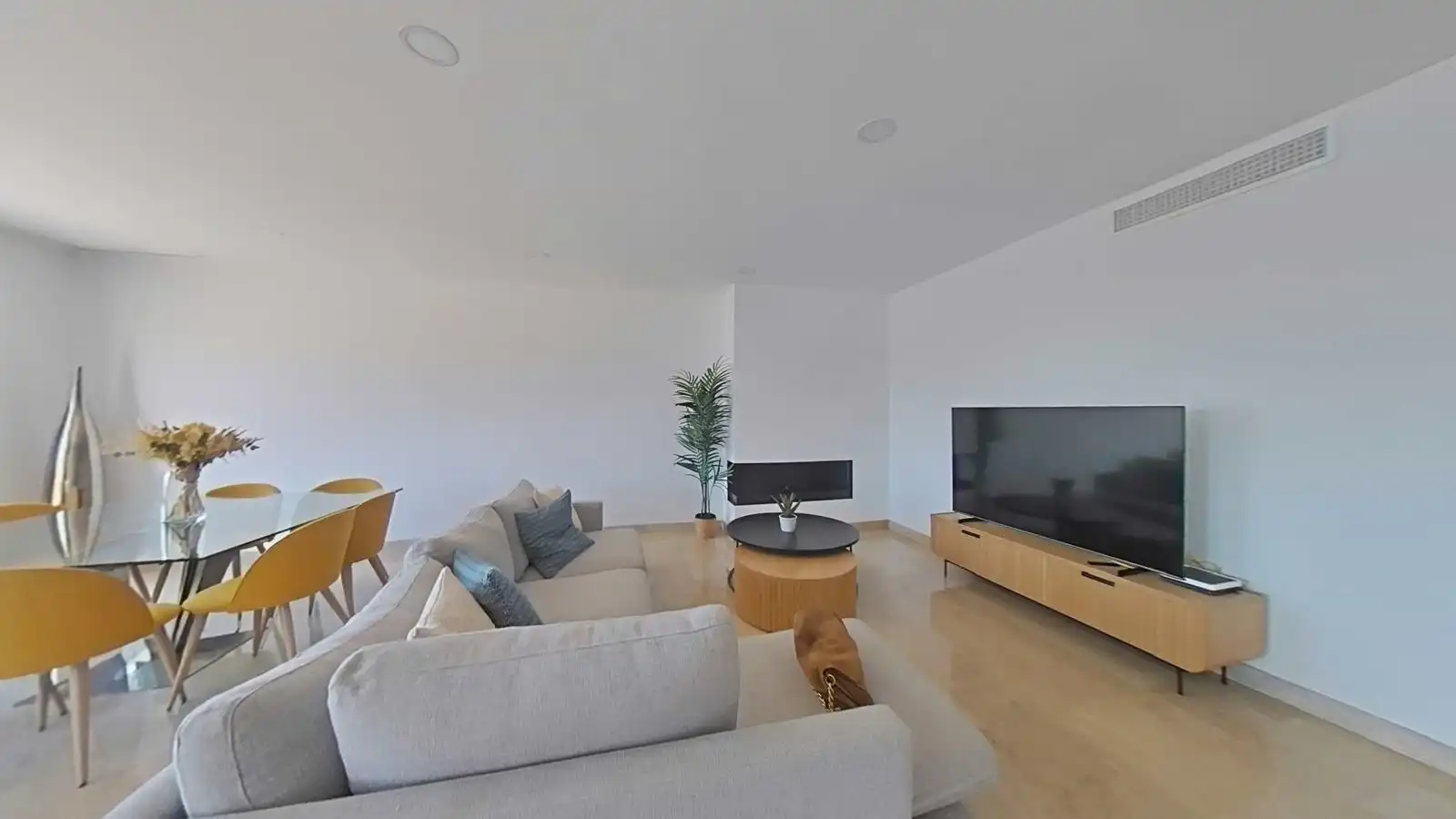 Sala d'estar de Casa o xalet en venda en Benalmádena amb Aire condicionat, Jardí privat i Terrassa