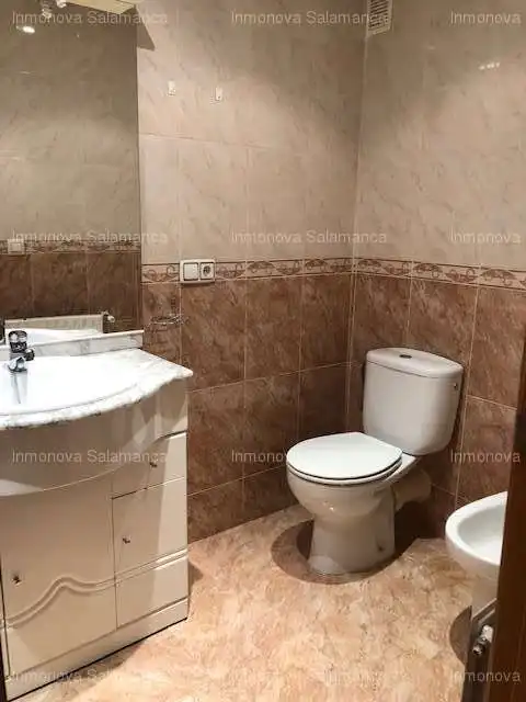 Bathroom of Flat for rent in Salamanca  with Heating, Furnished and Microwave