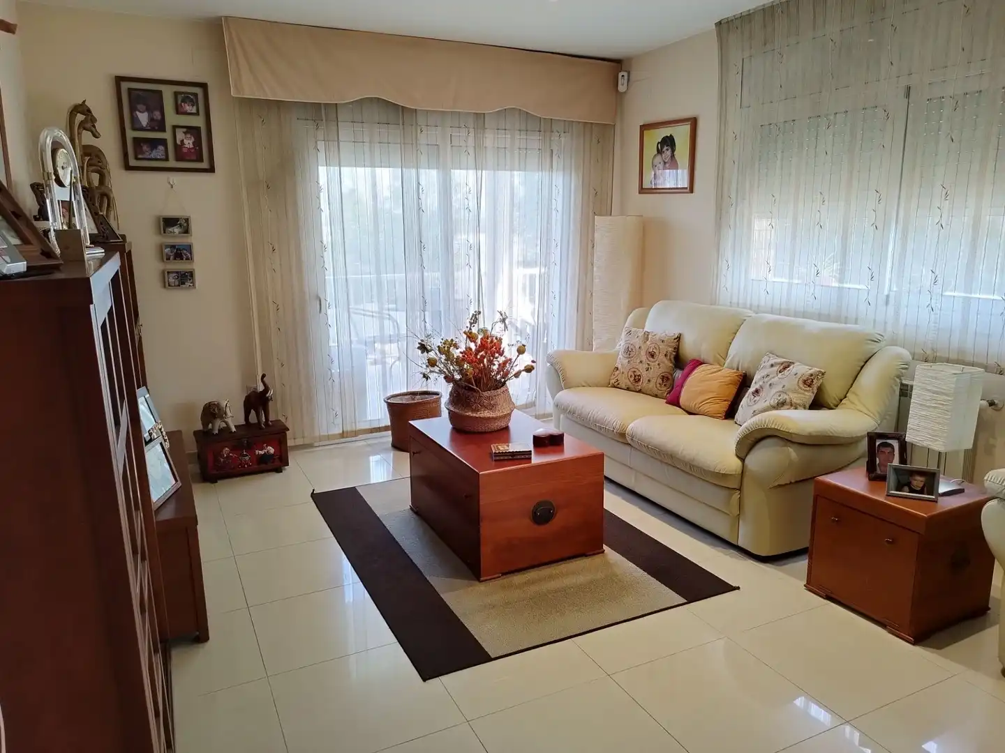 Sala de estar de Casa o chalet en venta en Riudellots de la Selva con Aire acondicionado, Calefacción y Jardín privado