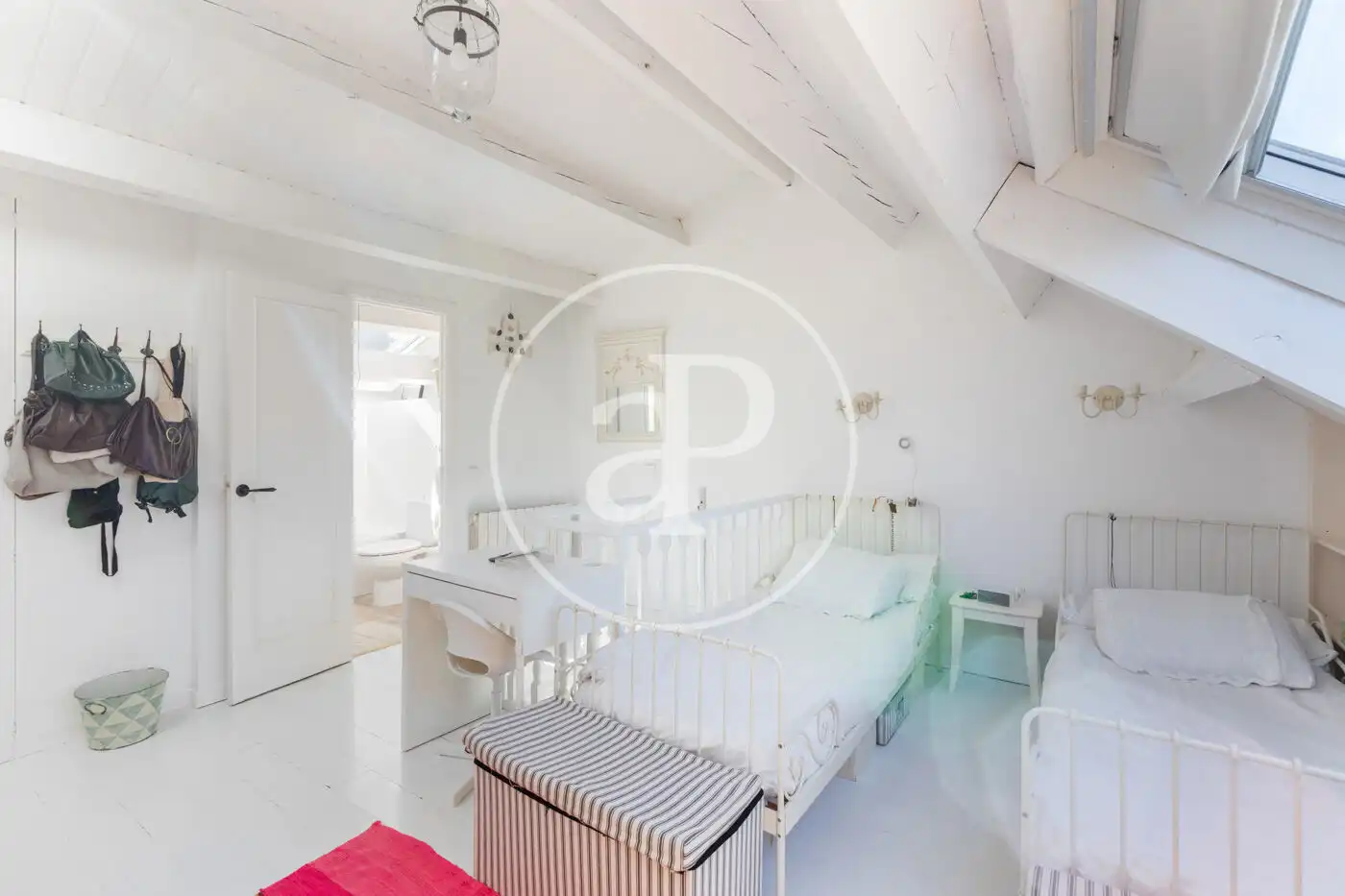 Habitación de Casa adosada en venta en La Moraleja con Aire acondicionado, Calefacción y Jardín privado