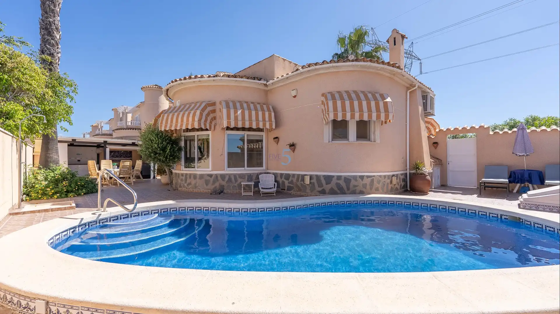 House with pool for sale in Benijófar