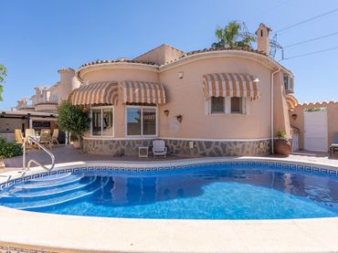 Casa amb piscina en venda a Benijófar