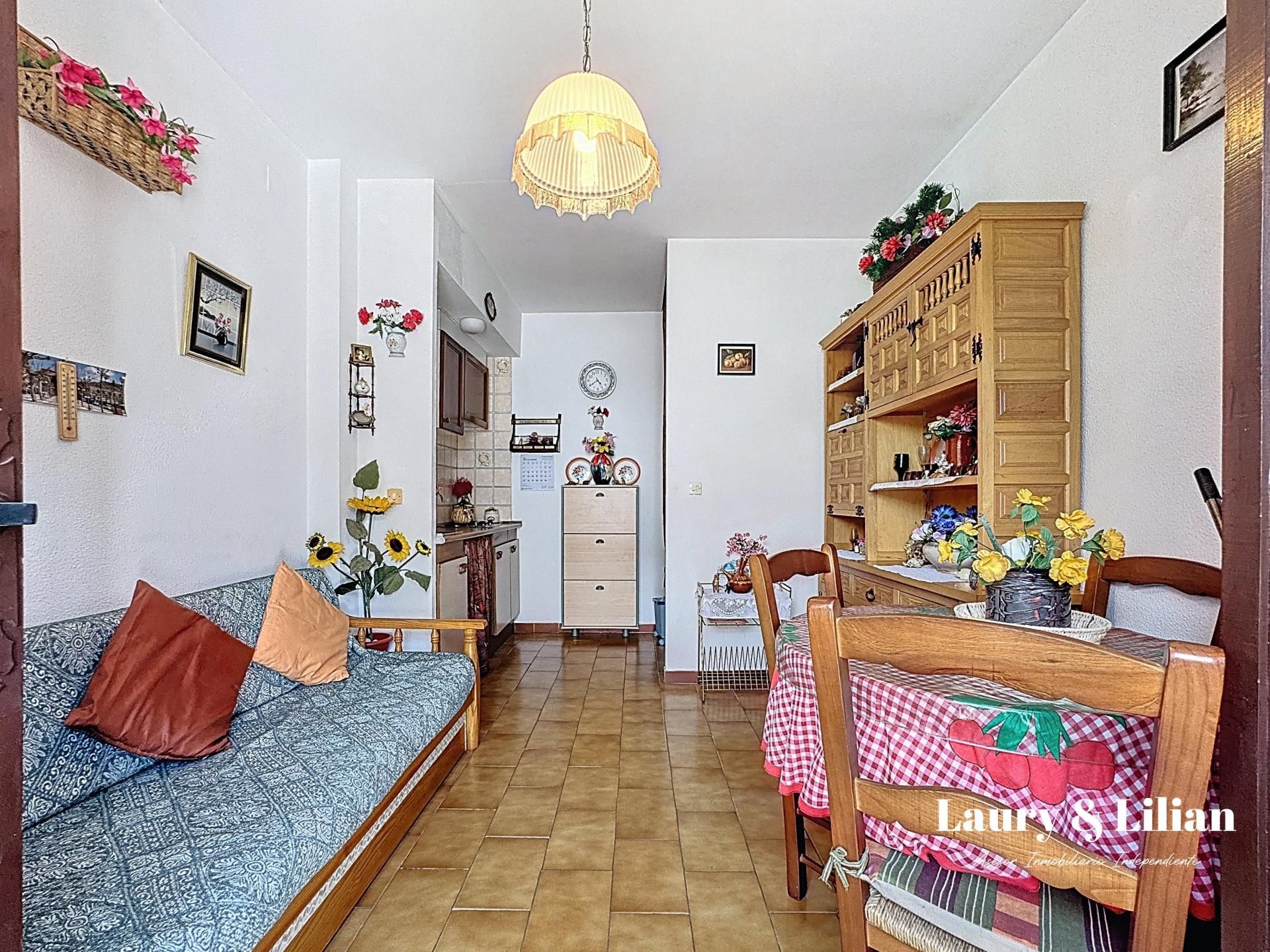 Sala d'estar de Casa adosada en venda en Empuriabrava
