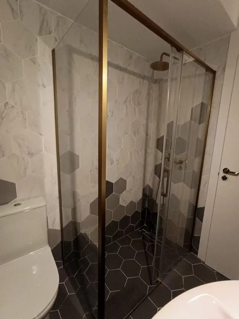 Badezimmer von Erdgeschoss zum Verkauf in Mataró mit Klimaanlage, Heizung und Privatgarten