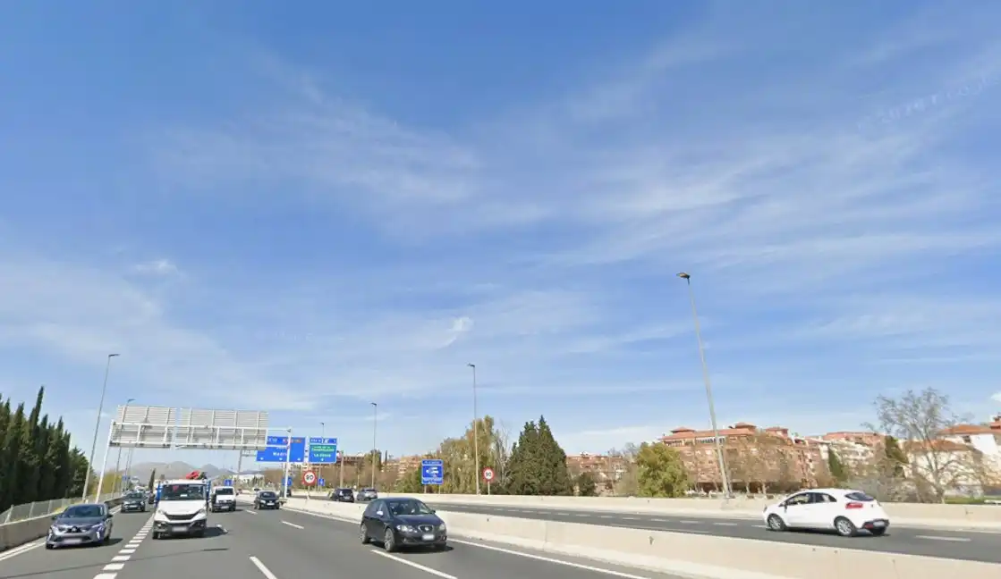 Vista exterior de Nau industrial en venda en Granada amb Calefacció