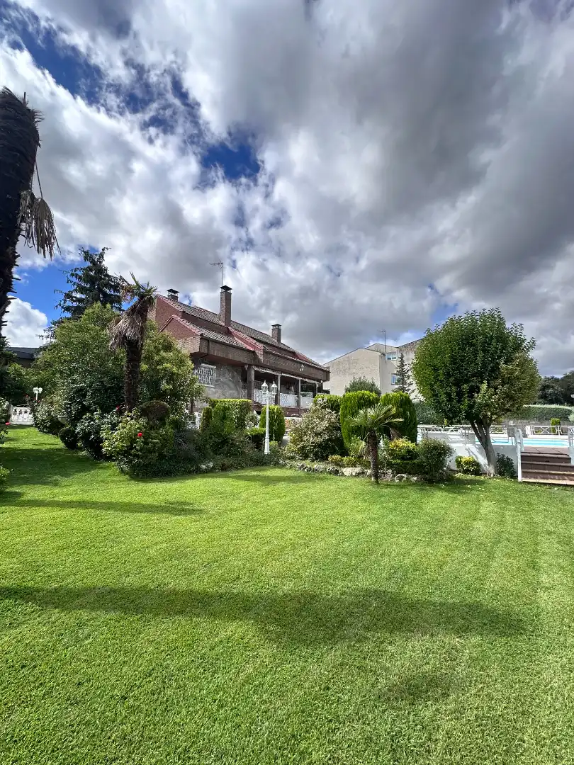 Jardí de Casa o xalet en venda en Las Rozas de Madrid amb Aire condicionat, Calefacció i Jardí privat