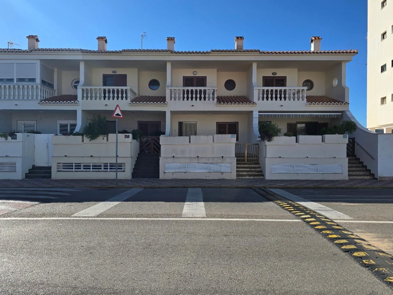 Exterior view of Single-family semi-detached for sale in Tavernes de la Valldigna  with Terrace, Balcony and Community pool