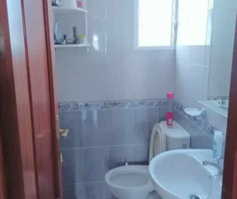 Badezimmer von Einfamilien-Reihenhaus zum Verkauf in San Bartolomé de la Torre mit Heizung, Terrasse und Abstellraum