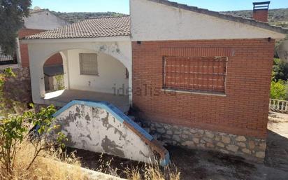 Vista exterior de Casa o xalet en venda en Fuentenovilla amb Jardí privat, Terrassa i Piscina