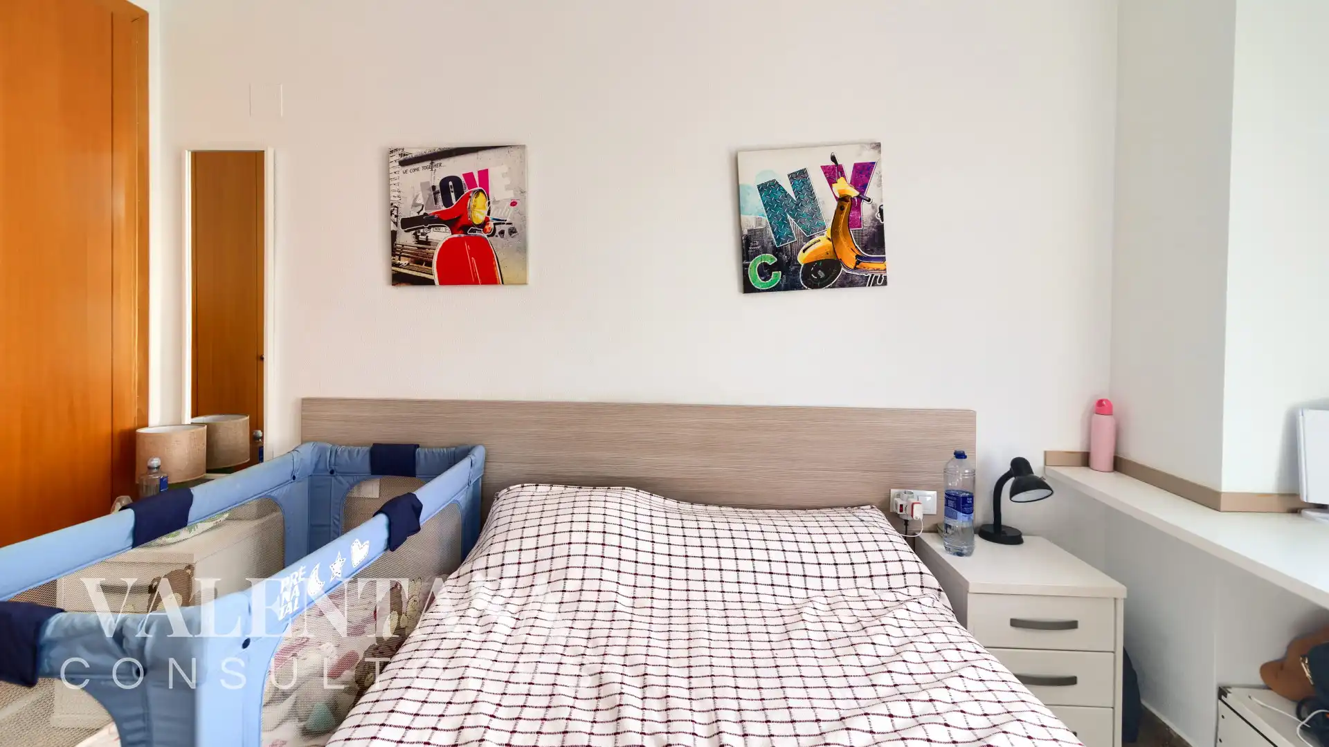 Bedroom of Flat for sale in Valencia  with Furnished and Community pool